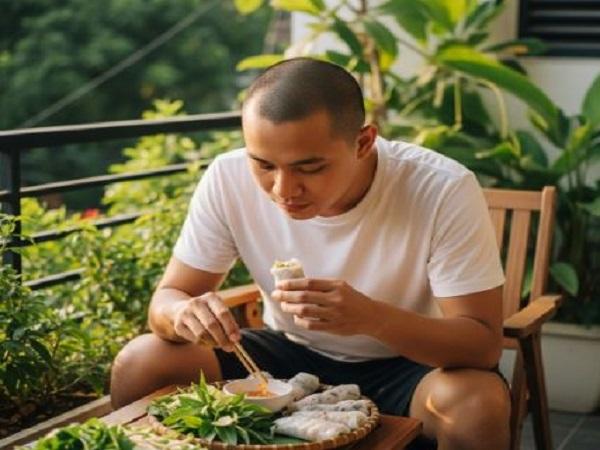 Mơ thấy ăn gỏi cuốn một mình