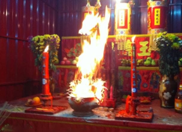 Hiện tượng bát hương bốc cháy trong tâm linh
