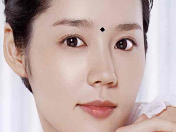 Nốt ruồi ở ấn đường có ý nghĩa gì?
