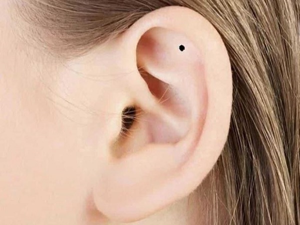 Vị trí của nốt ruồi vành tai phải phụ nữ
